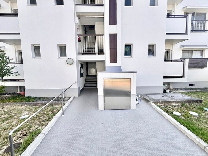 物件外観写真5　(エントランス部分)