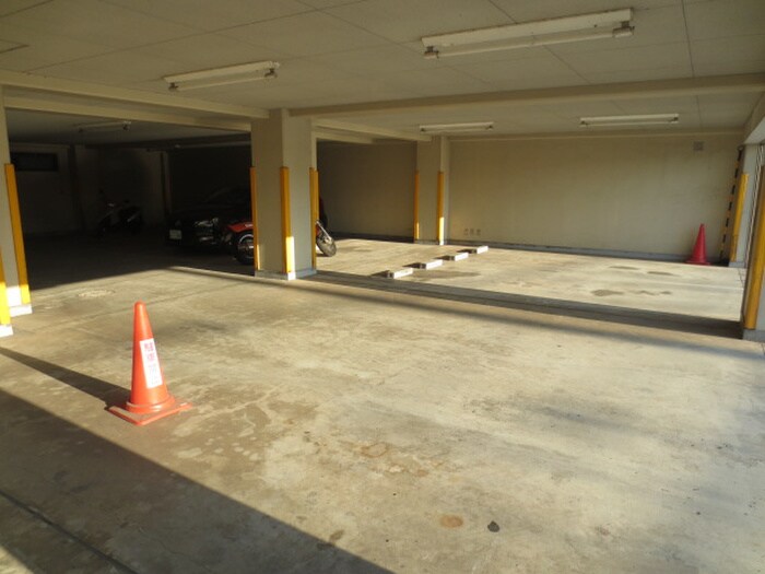 物件外観写真6　(駐車場)