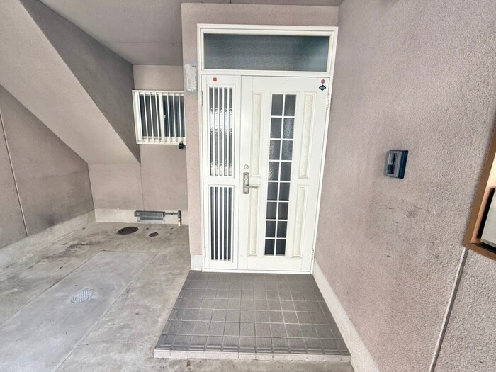 物件外観写真4　(エントランス部分)