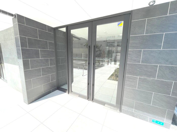 物件外観写真2　(エントランス部分)