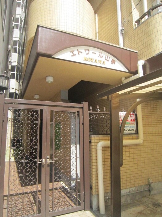 物件外観写真6　(エントランス部分)