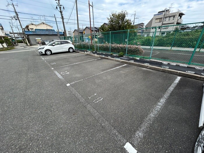 物件外観写真3　(駐車場)