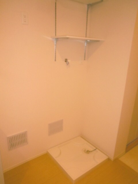 物件内観写真12　(洗濯機置場)