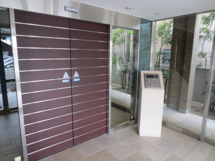 物件外観写真3　(エントランス部分)