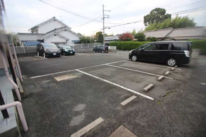物件外観写真3　(駐車場)
