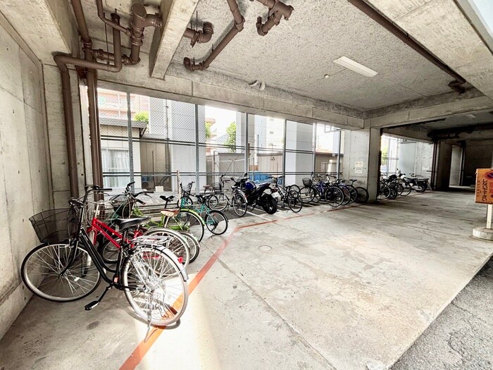 物件外観写真4　(駐輪場)