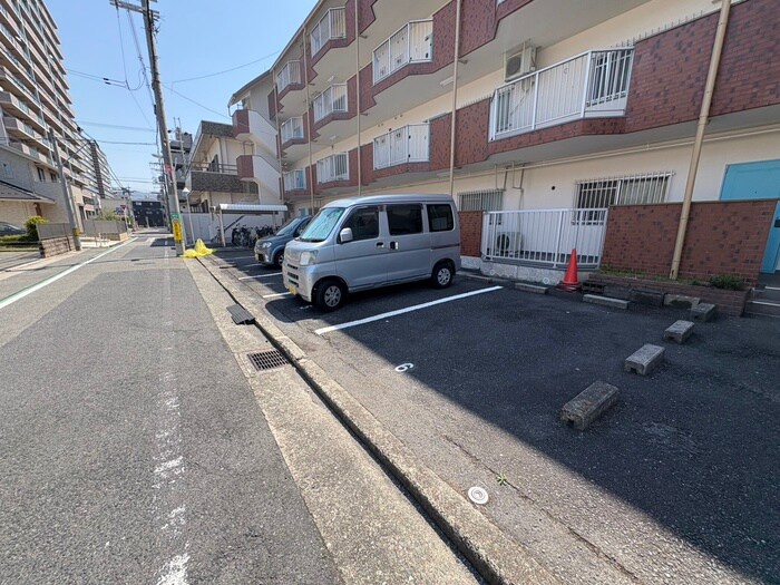 物件外観写真3　(駐車場)