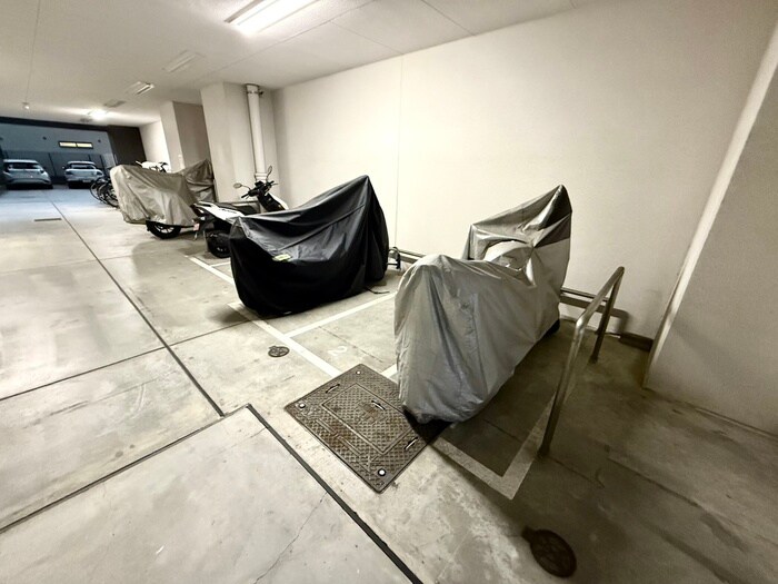 物件外観写真4　(バイク置き場)