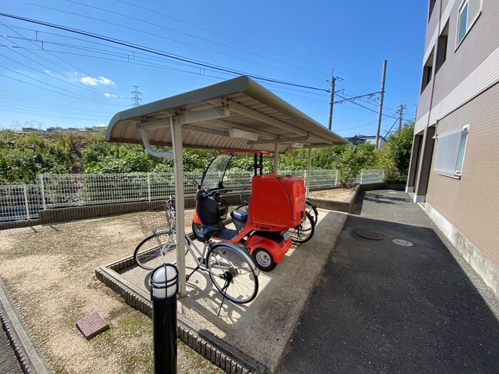 物件外観写真4　(バイク置き場)