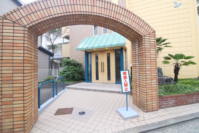 物件外観写真2　(エントランス部分)