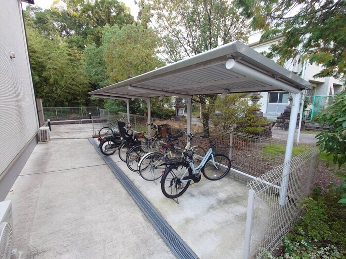 物件外観写真3　(駐輪場)