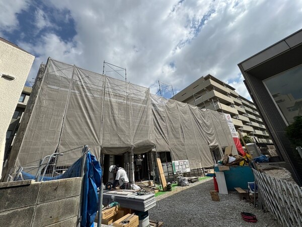 建築中