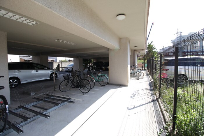 物件外観写真4　(駐輪場)