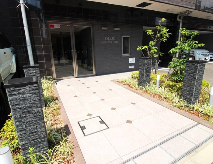 物件外観写真2　(エントランス部分)