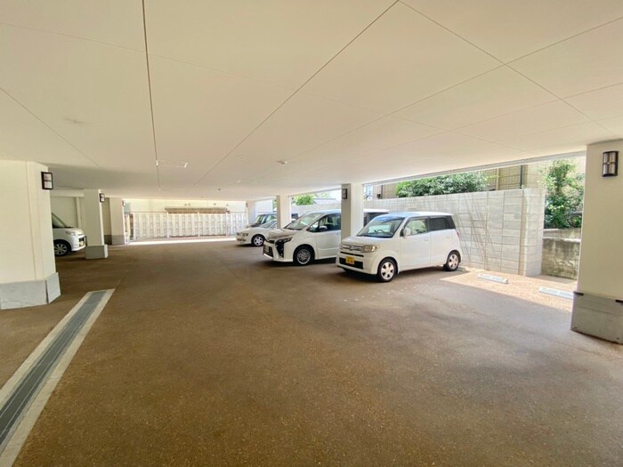 物件外観写真5　(駐車場)