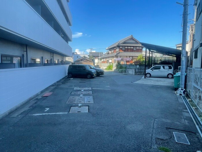 物件外観写真4　(駐車場)