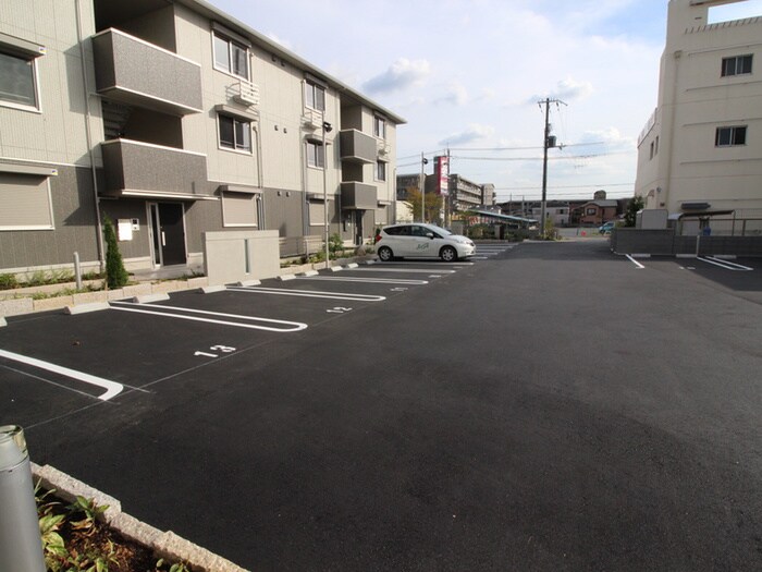 物件外観写真4　(駐車場)