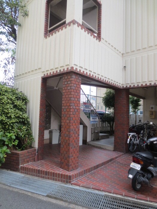 物件外観写真4　(エントランス部分)