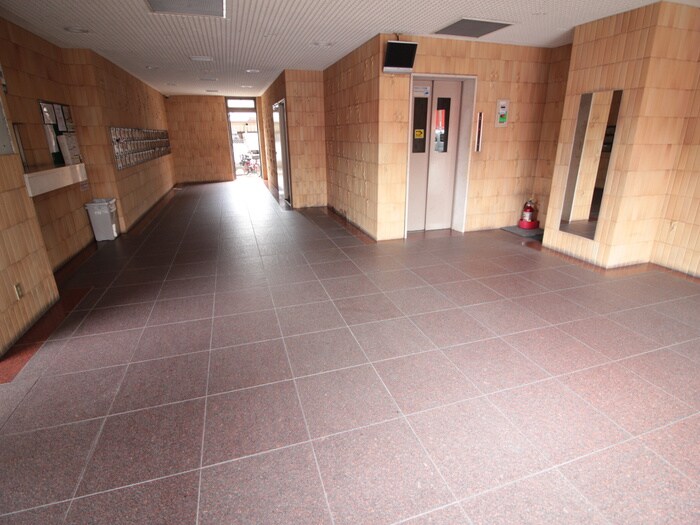 物件外観写真4　(エントランス部分)