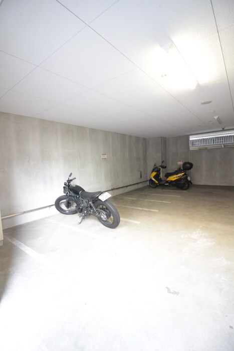 物件外観写真4　(バイク置き場)