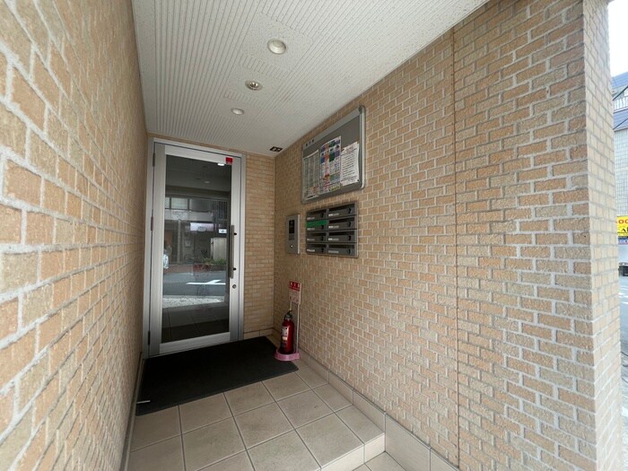 物件外観写真3　(エントランス部分)