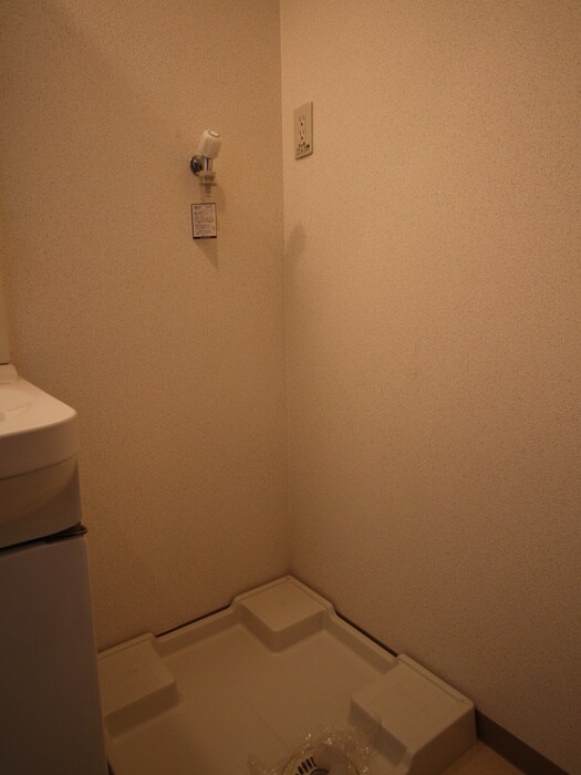 物件内観写真8　(洗濯機置場)