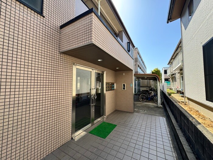 物件外観写真3　(エントランス部分)