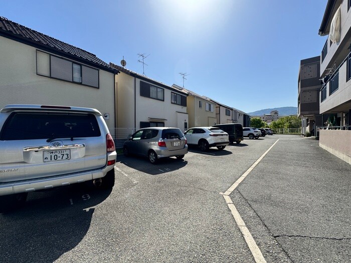 物件外観写真4　(駐車場)