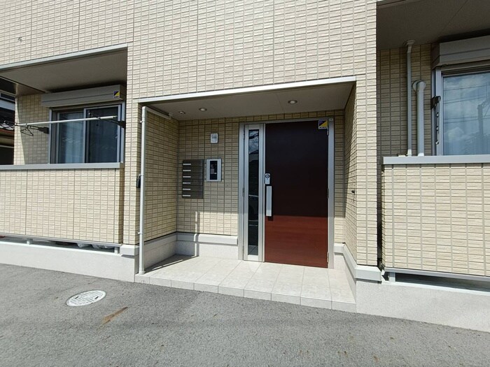 物件外観写真3　(エントランス部分)