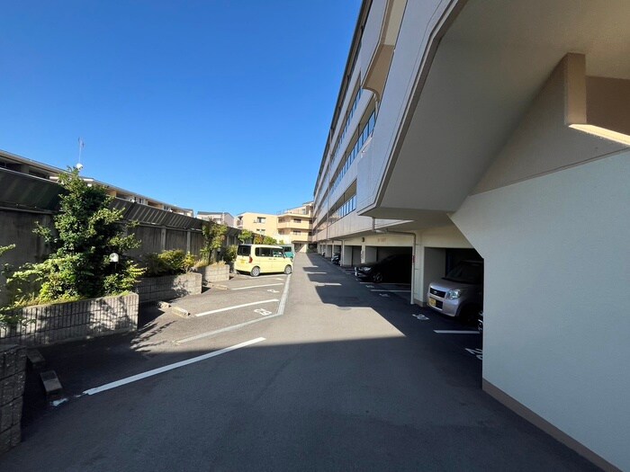 物件外観写真6　(駐車場)
