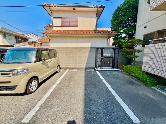 物件外観写真6　(駐車場)