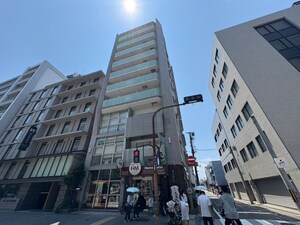 シカタオンズビルディング外観写真