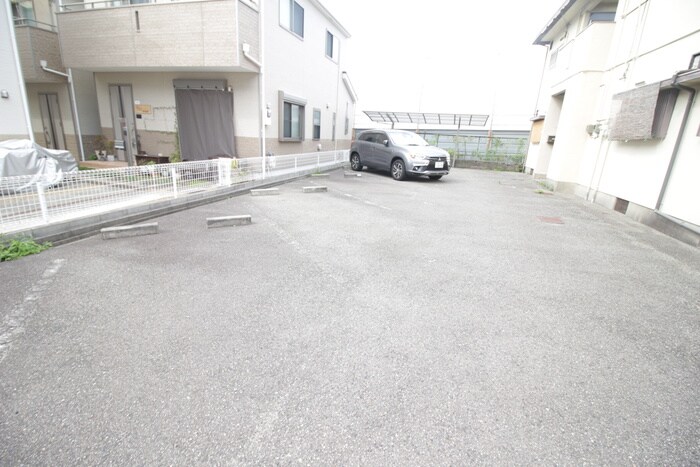 物件外観写真4　(駐車場)