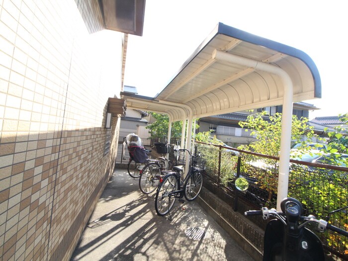物件外観写真4　(駐輪場)