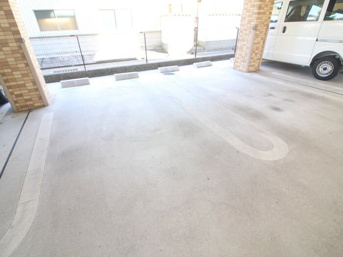 物件外観写真5　(駐車場)