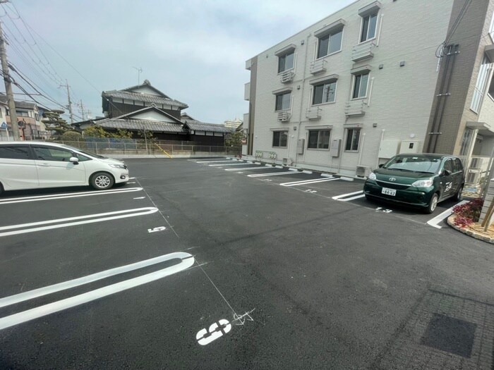 物件外観写真3　(駐車場)