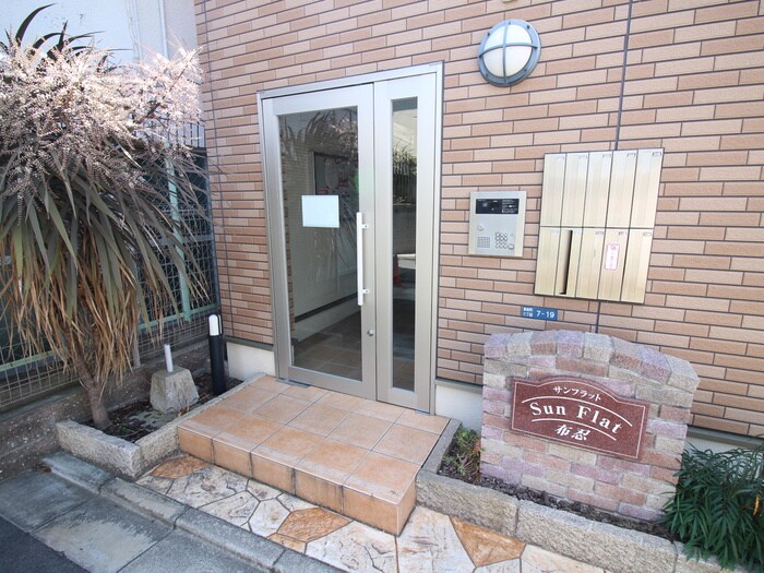 物件外観写真2　(エントランス部分)