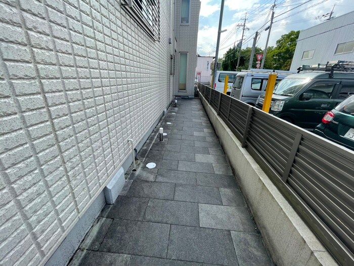 物件外観写真6　(エントランス部分)