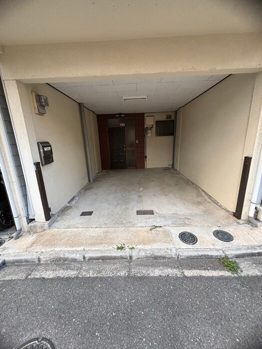 物件外観写真6　(エントランス部分)