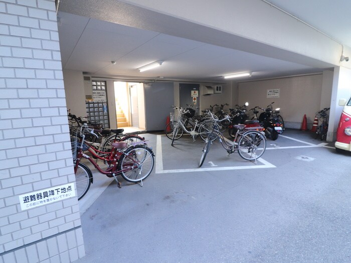 物件外観写真4　(駐輪場)