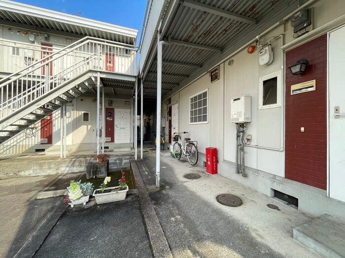 物件外観写真3　(エントランス部分)