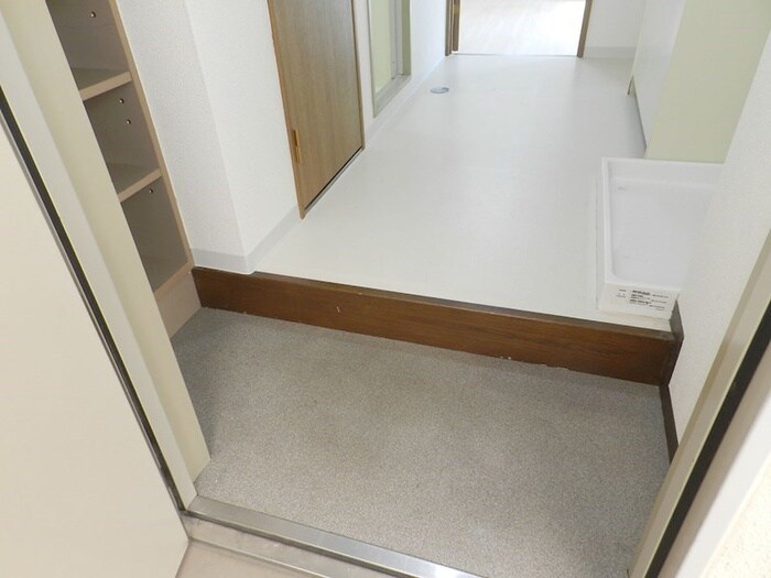 物件内観写真13　(玄関)