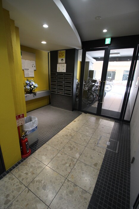 物件外観写真3　(エントランス部分)