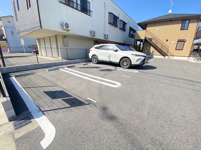 物件外観写真5　(駐車場)