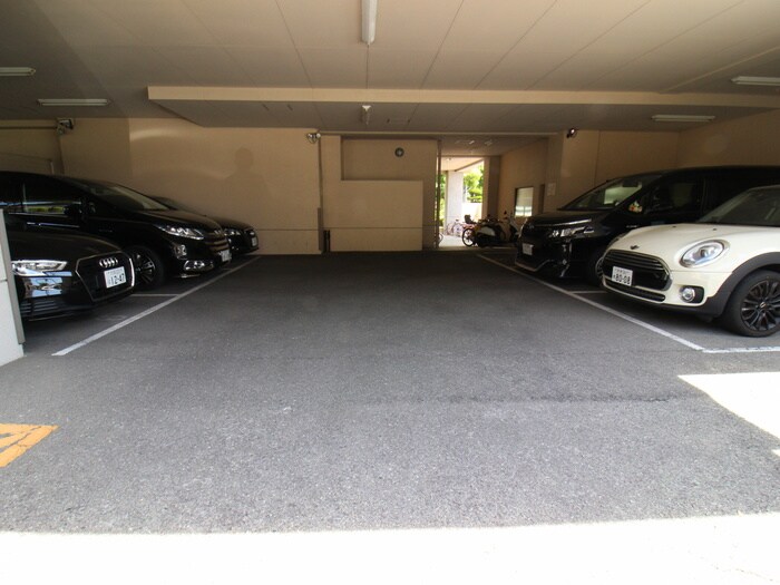 物件外観写真5　(駐車場)