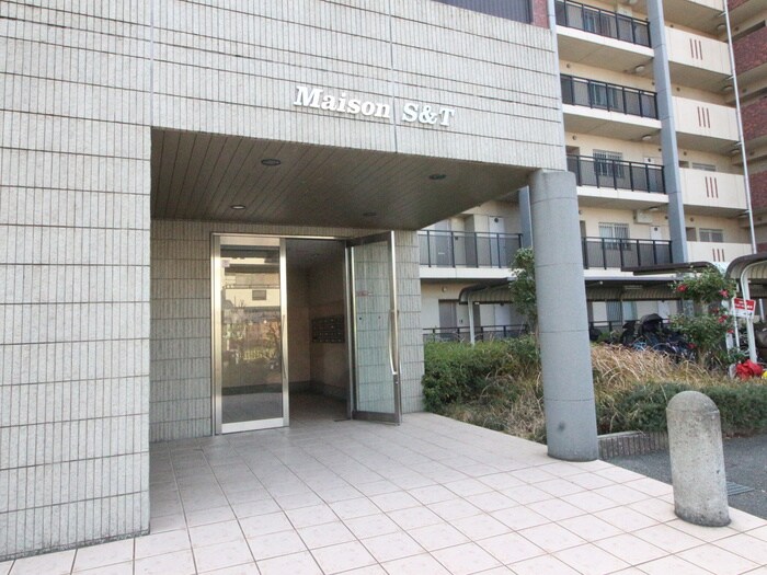 物件外観写真3　(エントランス部分)