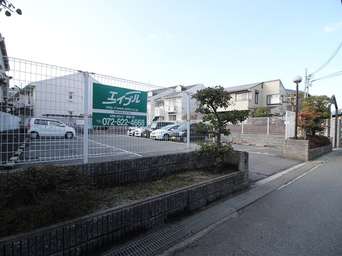 物件外観写真4　(駐車場)