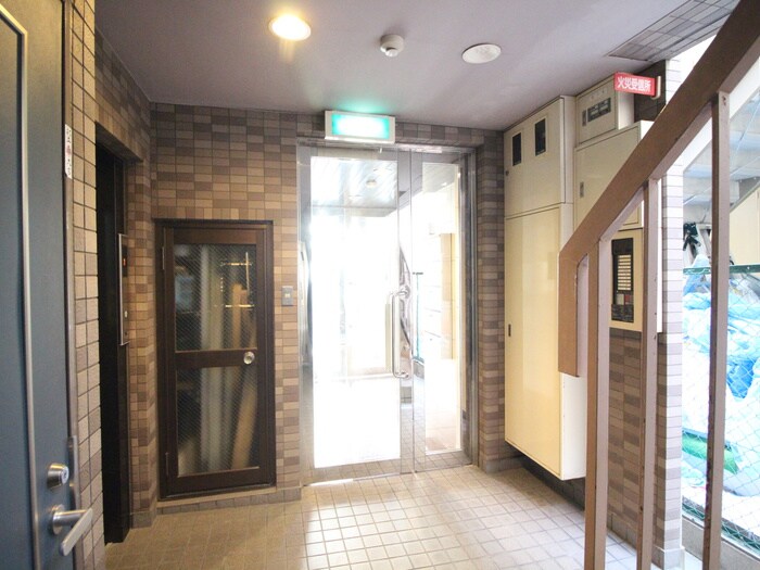 物件外観写真5　(エントランス部分)