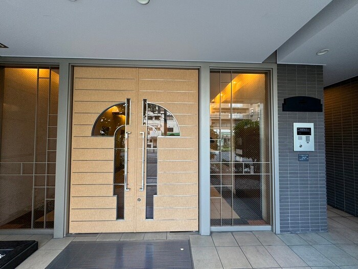 物件外観写真5　(エントランス部分)