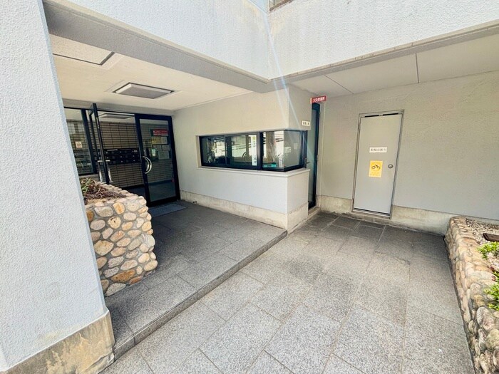 物件外観写真2　(エントランス部分)